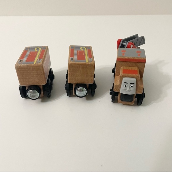 Thomas & Friends Wooden Flynn and Flynns Tender Train - Picture 13 of 16